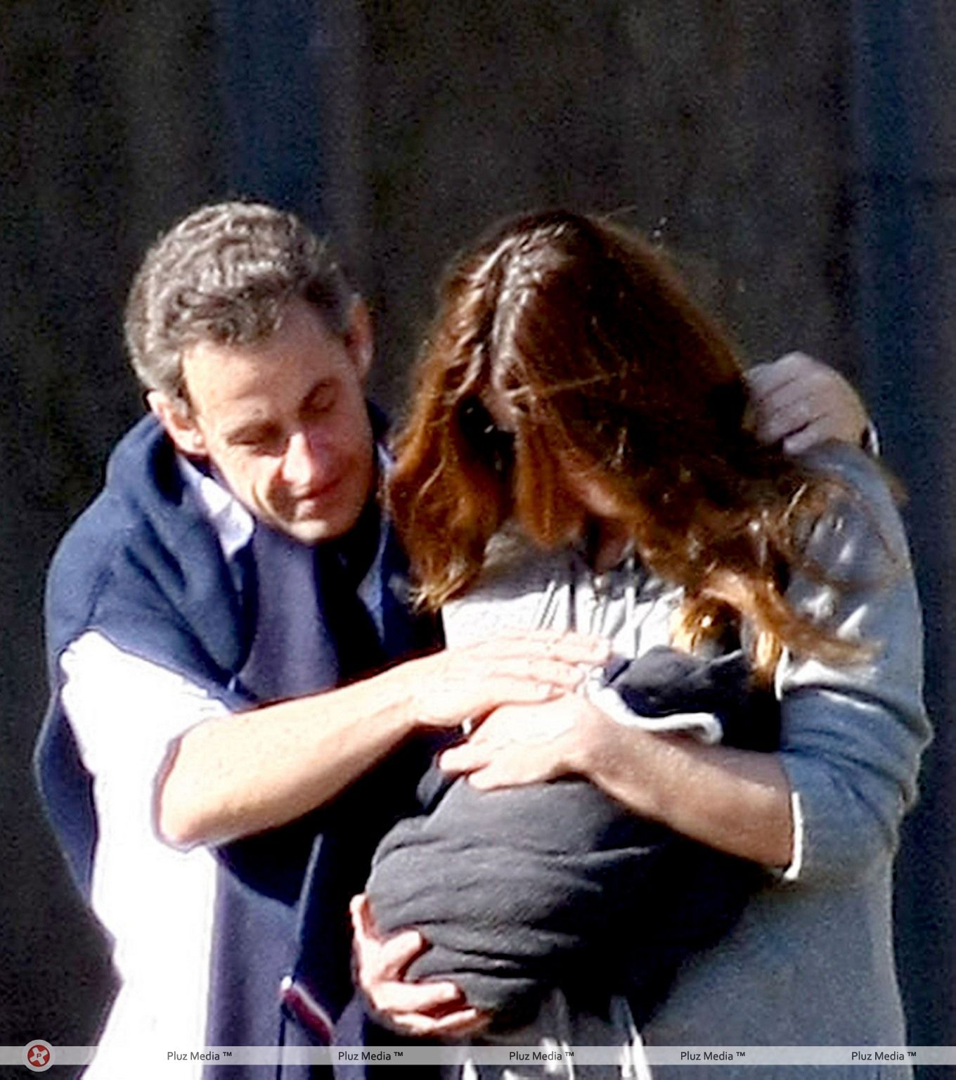 Nicolas Sarkozy and wife Carla Bruni taking a stroll with Giulia | Picture 113961